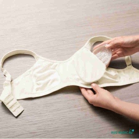 Soutien-gorge pour prothèse mammaire Mona sans armatures par Amoena - Coloris Champagne - Mise en place prothèse Soutien-gorge pour prothèse mammaire Mona sans armatures par Amoena - Coloris Champagne - Mise en place prothèse
